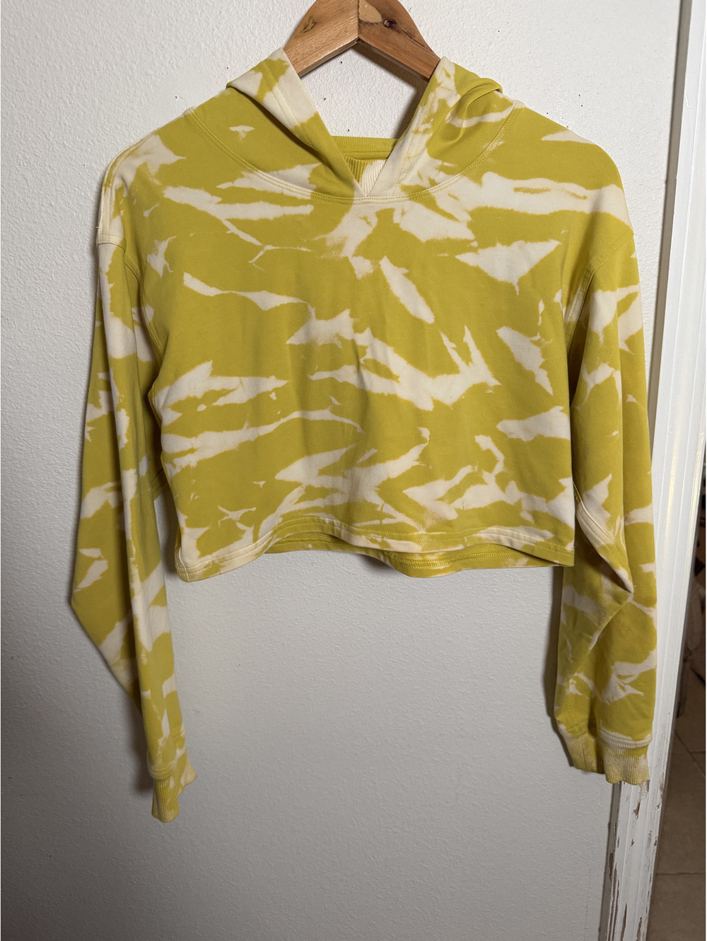 Lululemon Yellow White Tie Dye Cropped Pullover Hoodie Sweatshirt